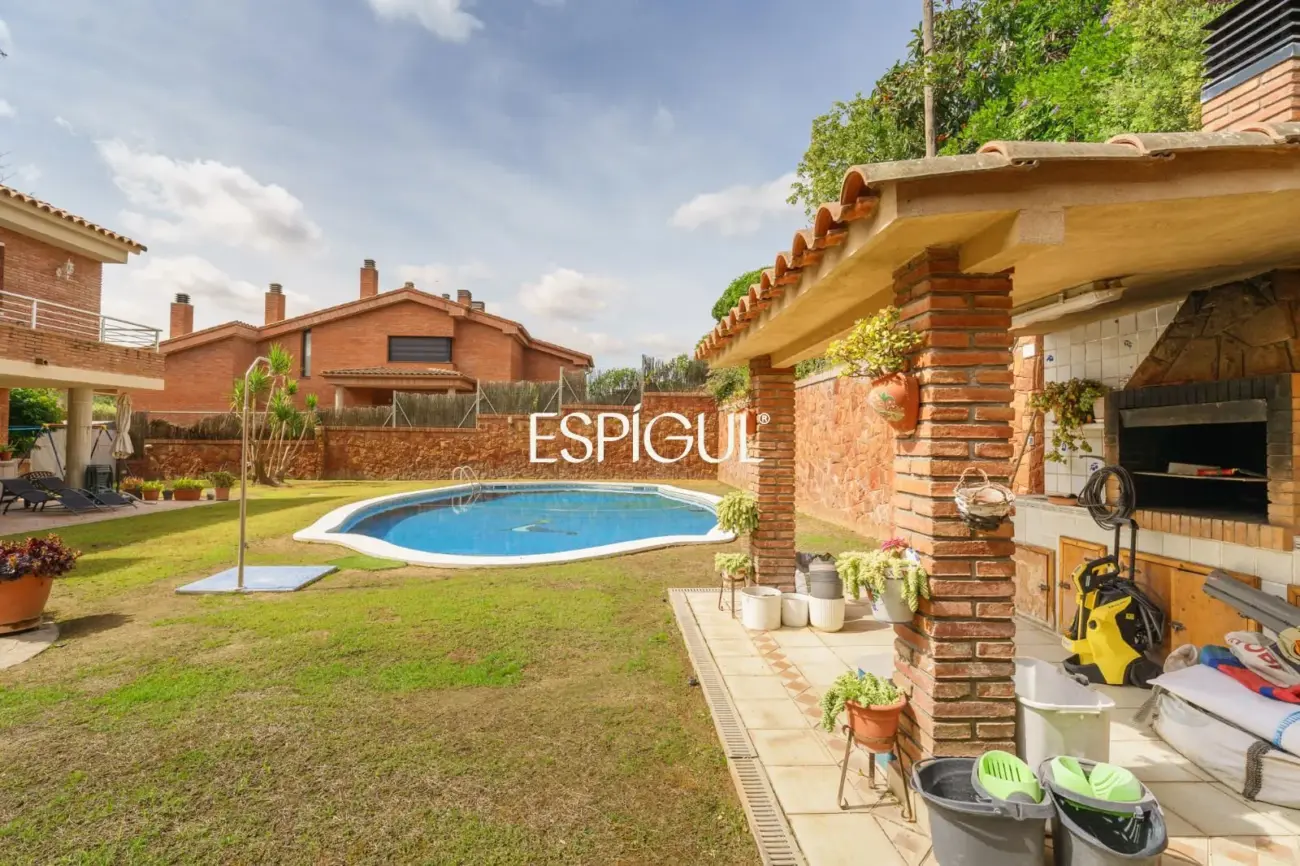 Large detached house with a spacious plot, private pool, and peaceful surroundings in Vallromanes