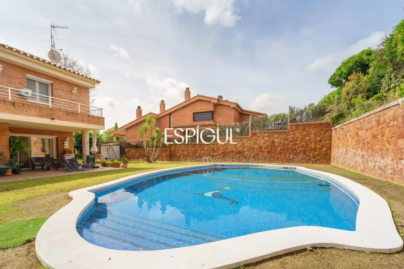 Large detached house with a spacious plot, private pool, and peaceful surroundings in Vallromanes