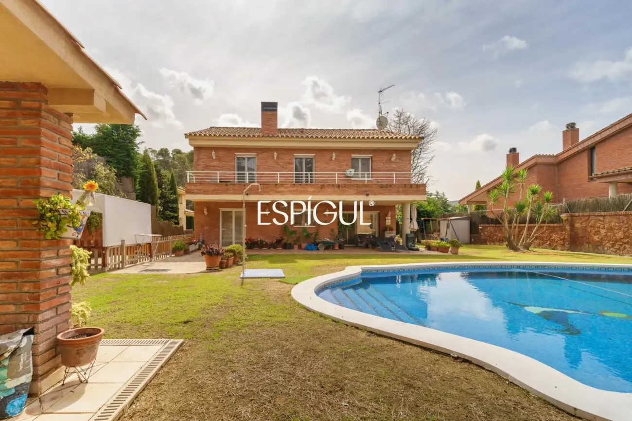 Large detached house with a spacious plot, private pool, and peaceful surroundings in Vallromanes