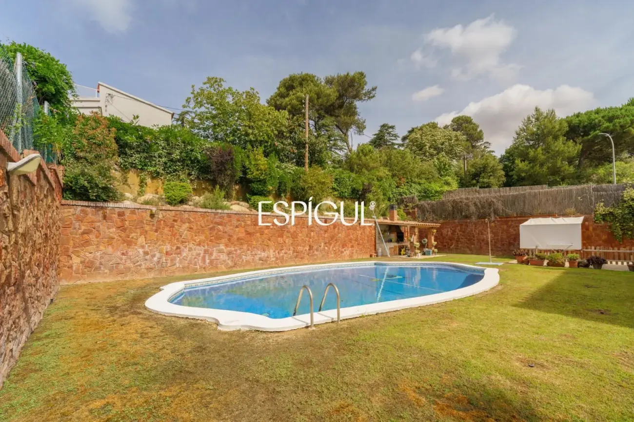 Large detached house with a spacious plot, private pool, and peaceful surroundings in Vallromanes