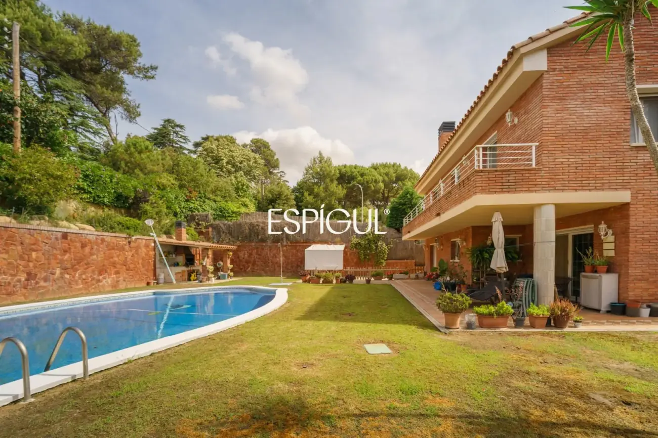 Large detached house with a spacious plot, private pool, and peaceful surroundings in Vallromanes
