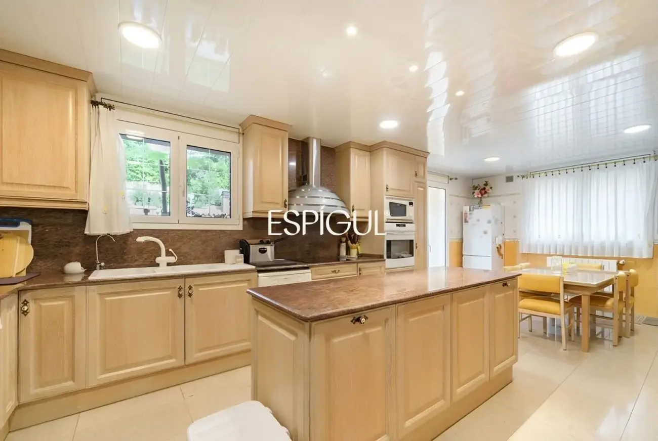 Large detached house with a spacious plot, private pool, and peaceful surroundings in Vallromanes