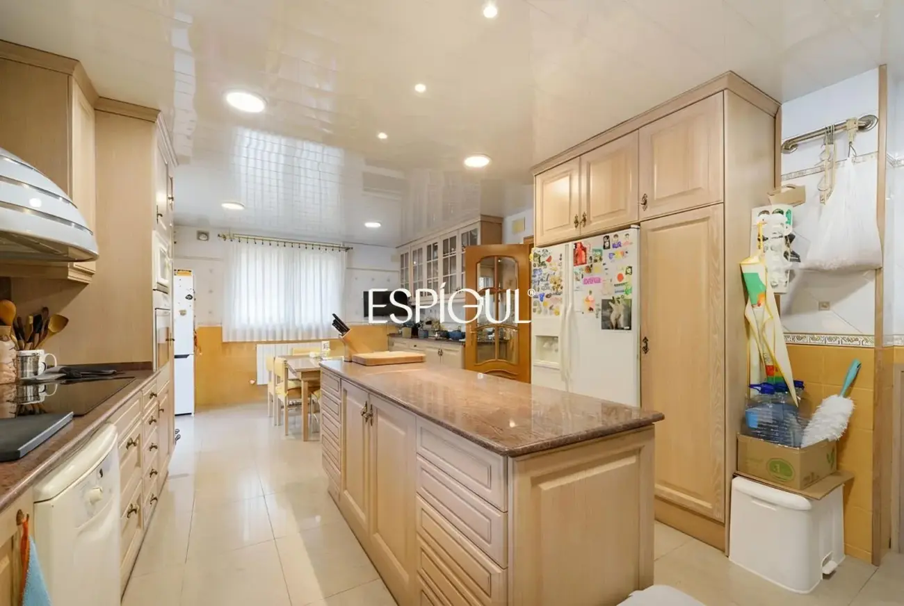 Large detached house with a spacious plot, private pool, and peaceful surroundings in Vallromanes