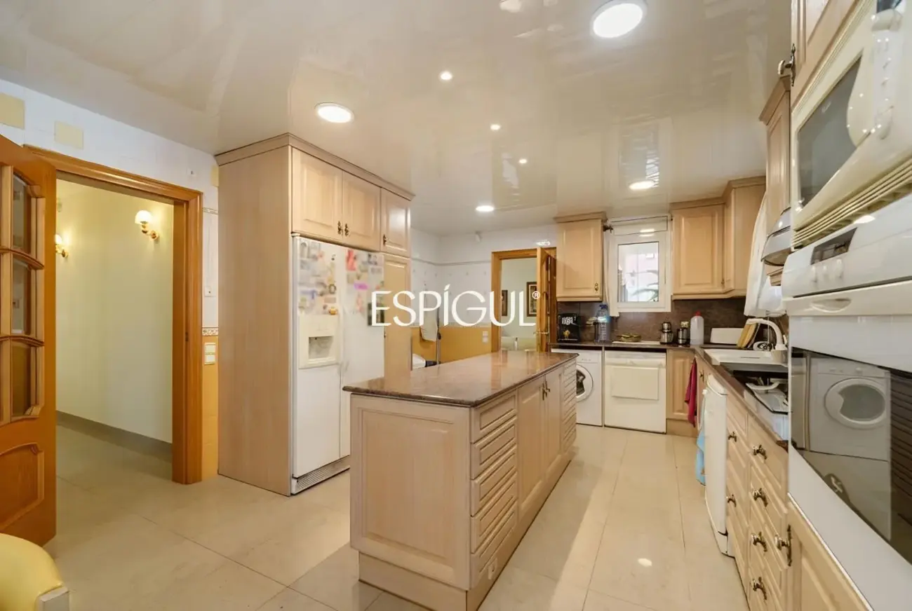 Large detached house with a spacious plot, private pool, and peaceful surroundings in Vallromanes