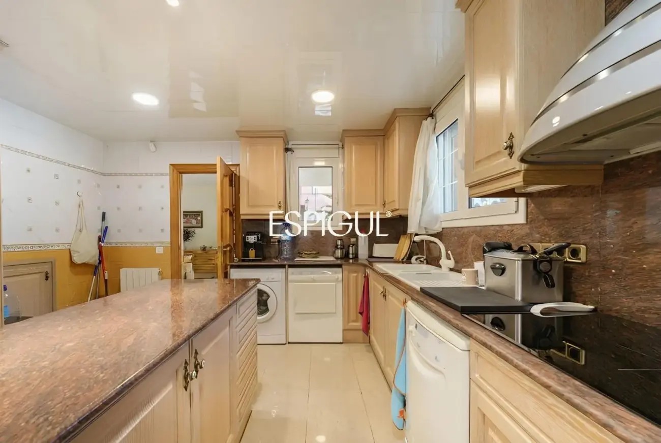 Large detached house with a spacious plot, private pool, and peaceful surroundings in Vallromanes