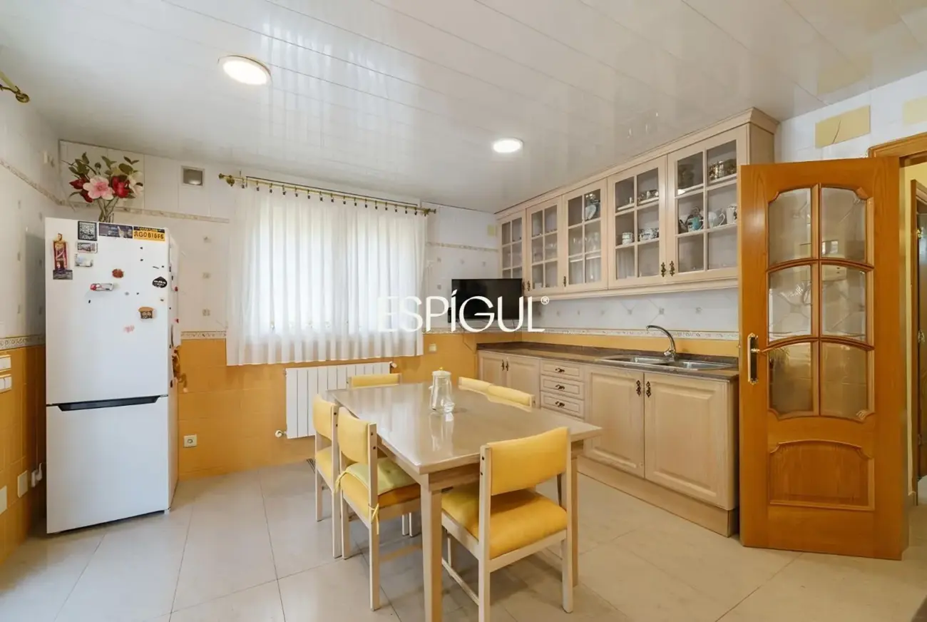 Large detached house with a spacious plot, private pool, and peaceful surroundings in Vallromanes