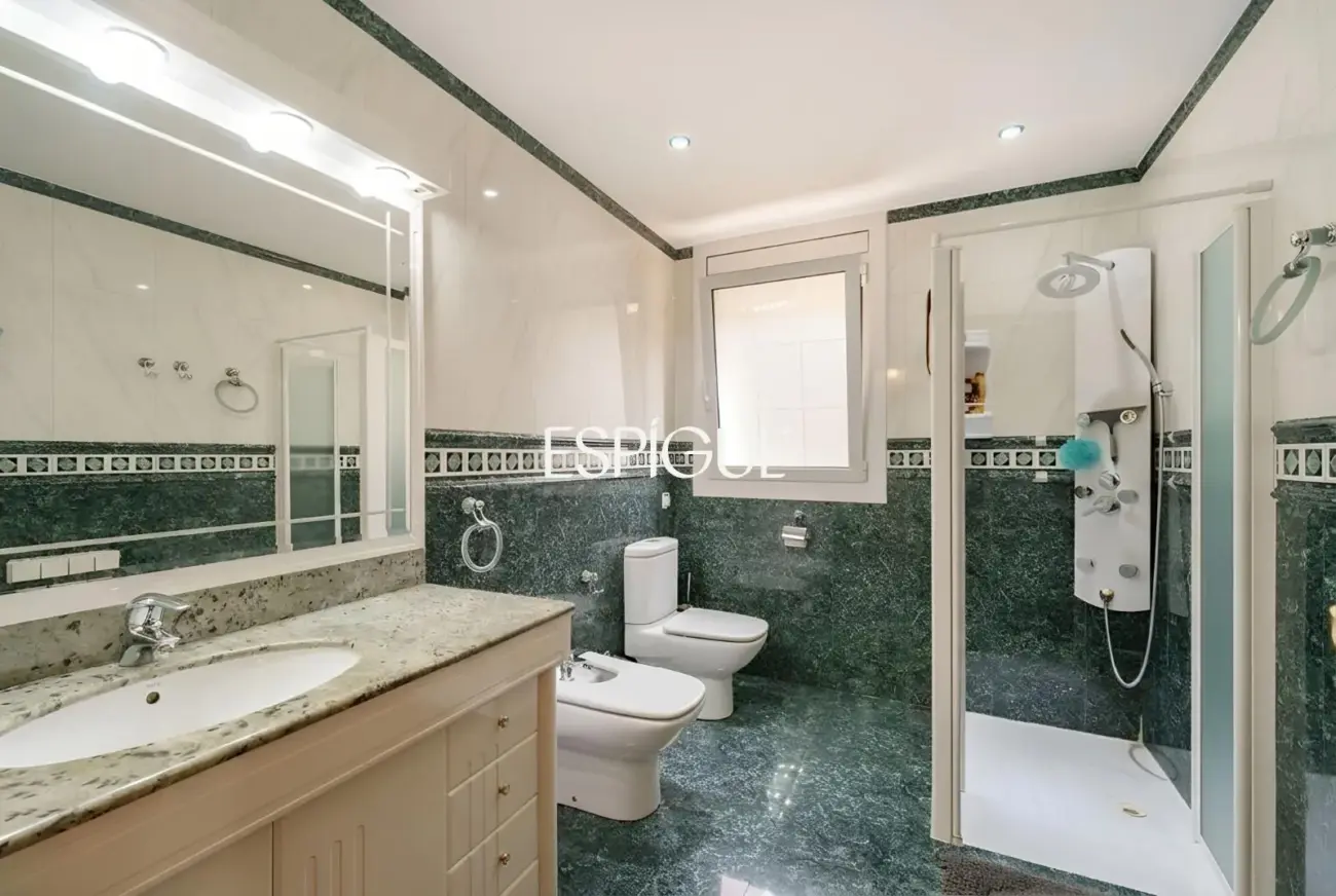 Large detached house with a spacious plot, private pool, and peaceful surroundings in Vallromanes