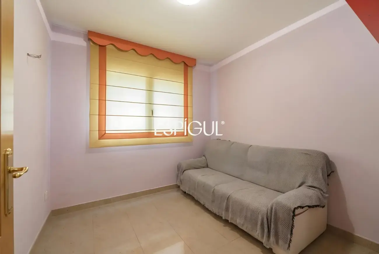 Large detached house with a spacious plot, private pool, and peaceful surroundings in Vallromanes