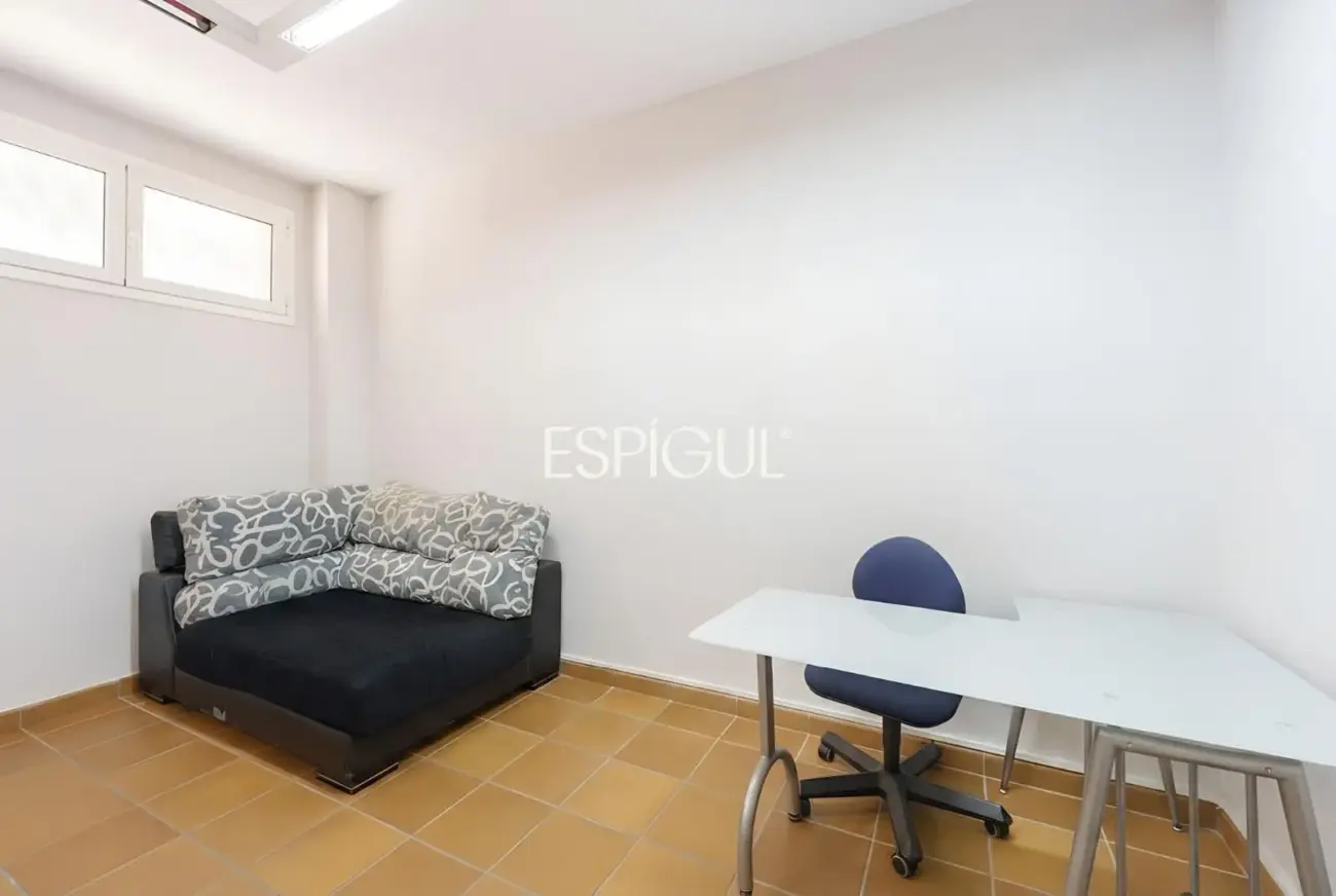Large detached house with a spacious plot, private pool, and peaceful surroundings in Vallromanes