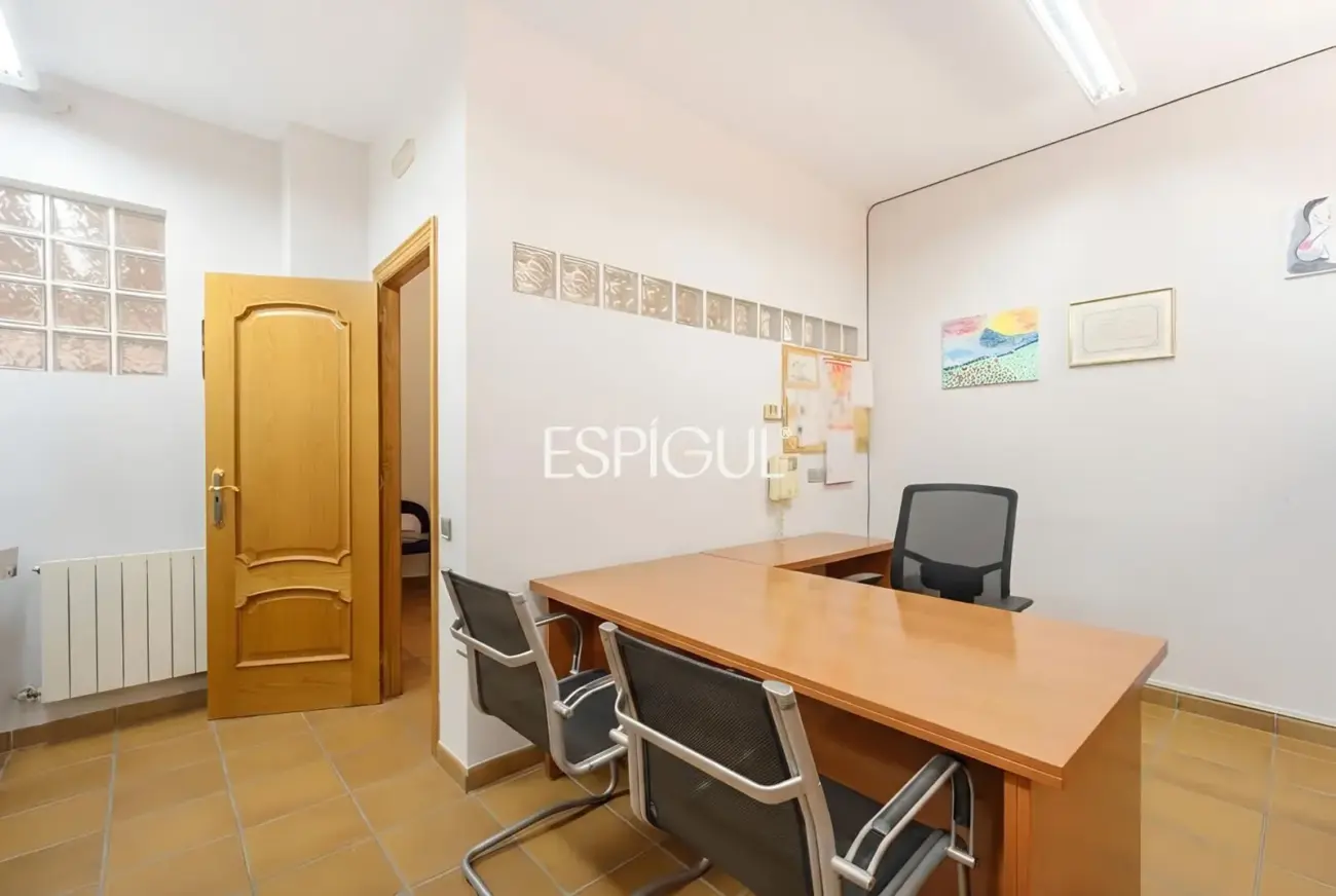 Large detached house with a spacious plot, private pool, and peaceful surroundings in Vallromanes
