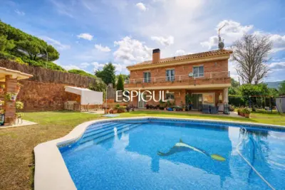Large detached house with a spacious plot, private pool, and peaceful surroundings in Vallromanes