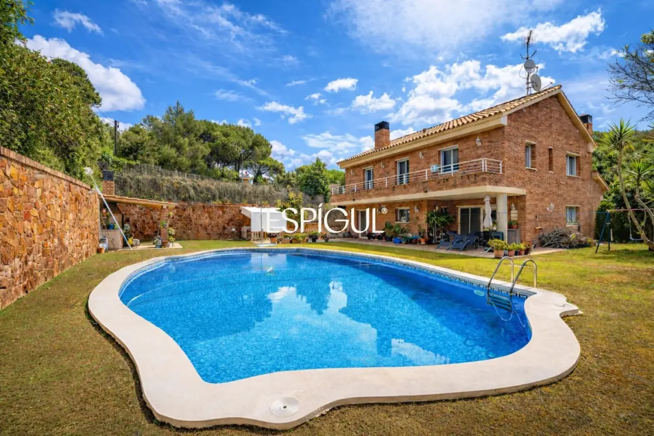 Large detached house with a spacious plot, private pool, and peaceful surroundings in Vallromanes