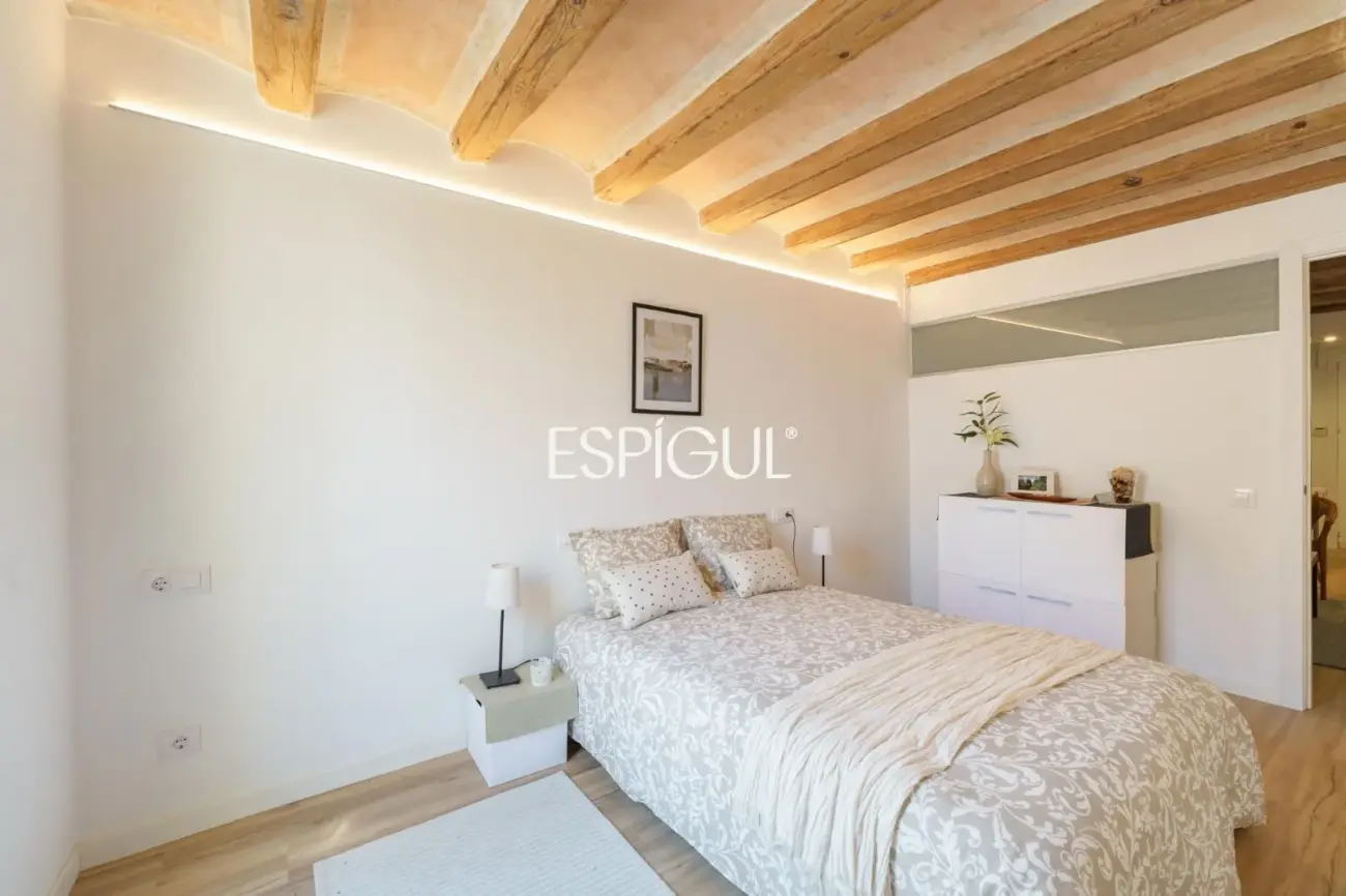 Luminoso piso reformado con suite, balcón tranquilo y terraza comunitaria junto a Rambla del Raval