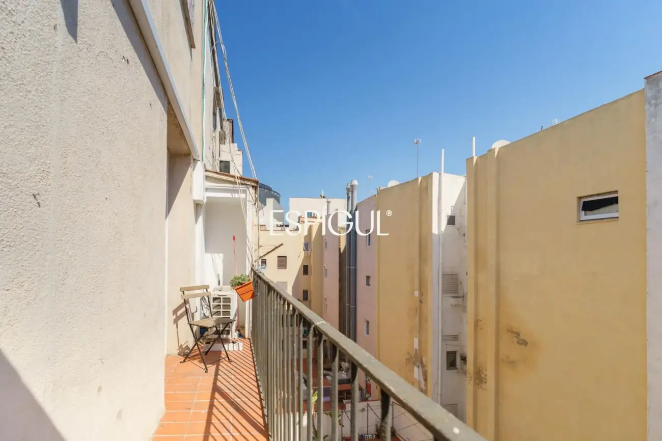 Luminoso piso reformado con suite, balcón tranquilo y terraza comunitaria junto a Rambla del Raval