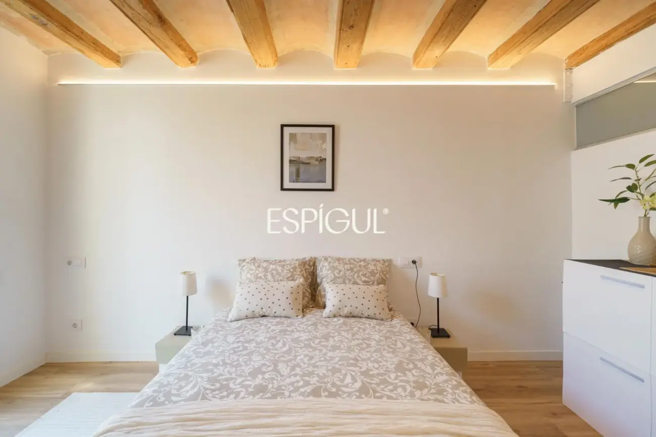 Luminoso piso reformado con suite, balcón tranquilo y terraza comunitaria junto a Rambla del Raval