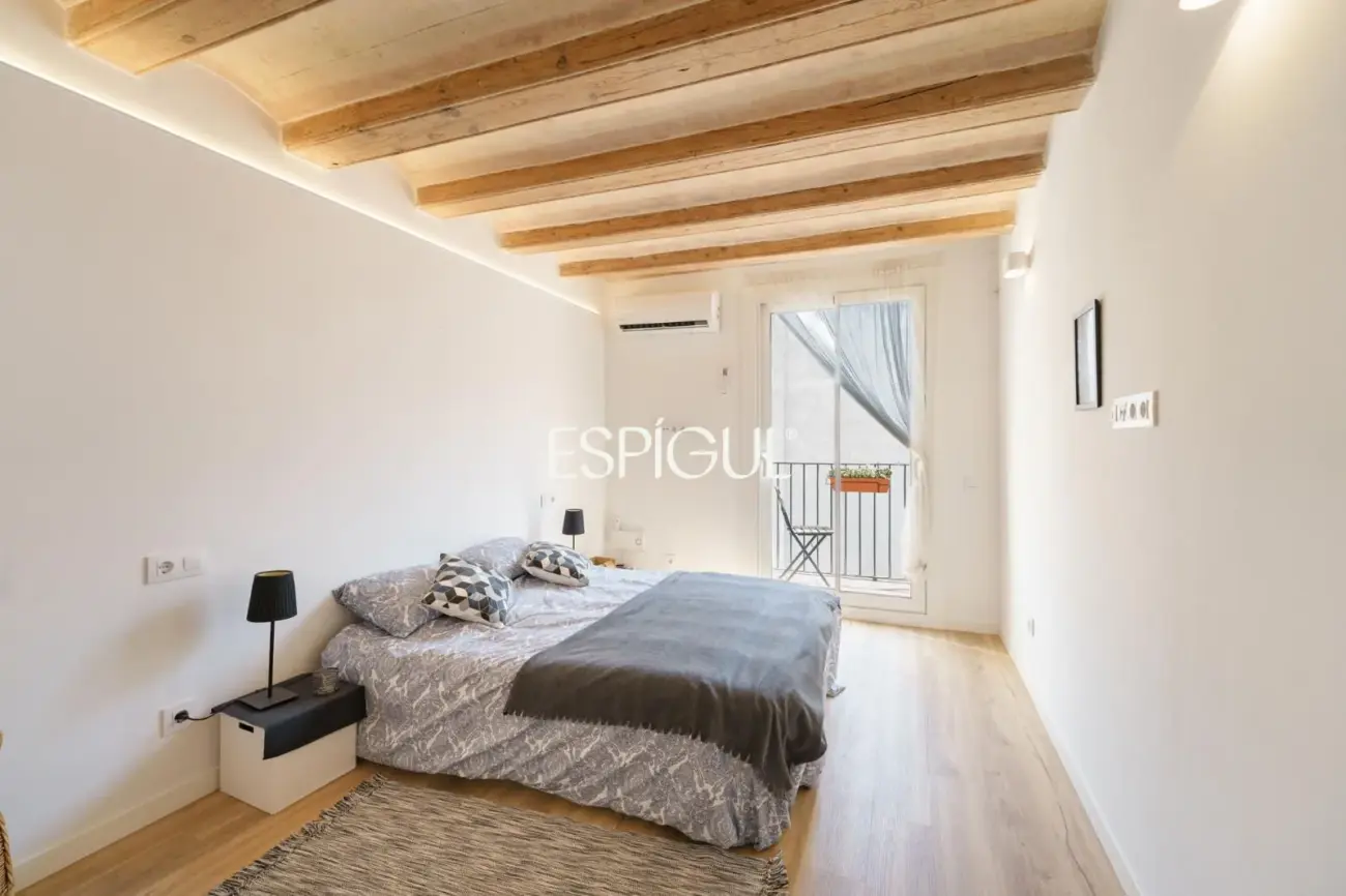 Luminoso piso reformado con suite, balcón tranquilo y terraza comunitaria junto a Rambla del Raval
