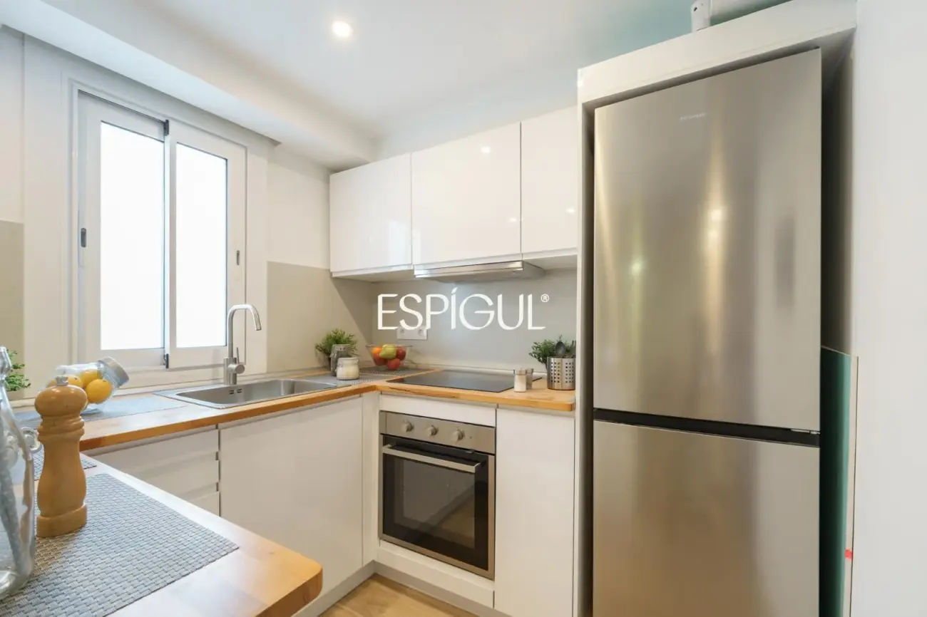 Luminoso piso reformado con suite, balcón tranquilo y terraza comunitaria junto a Rambla del Raval