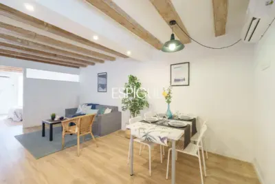 Luminoso piso reformado con suite, balcón tranquilo y terraza comunitaria junto a Rambla del Raval