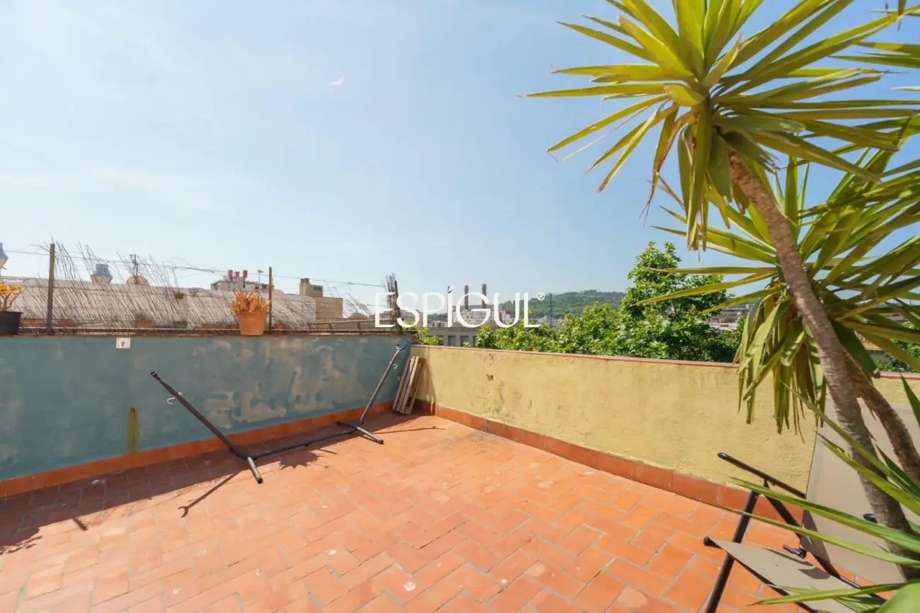 Luminoso piso reformado con suite, balcón tranquilo y terraza comunitaria junto a Rambla del Raval