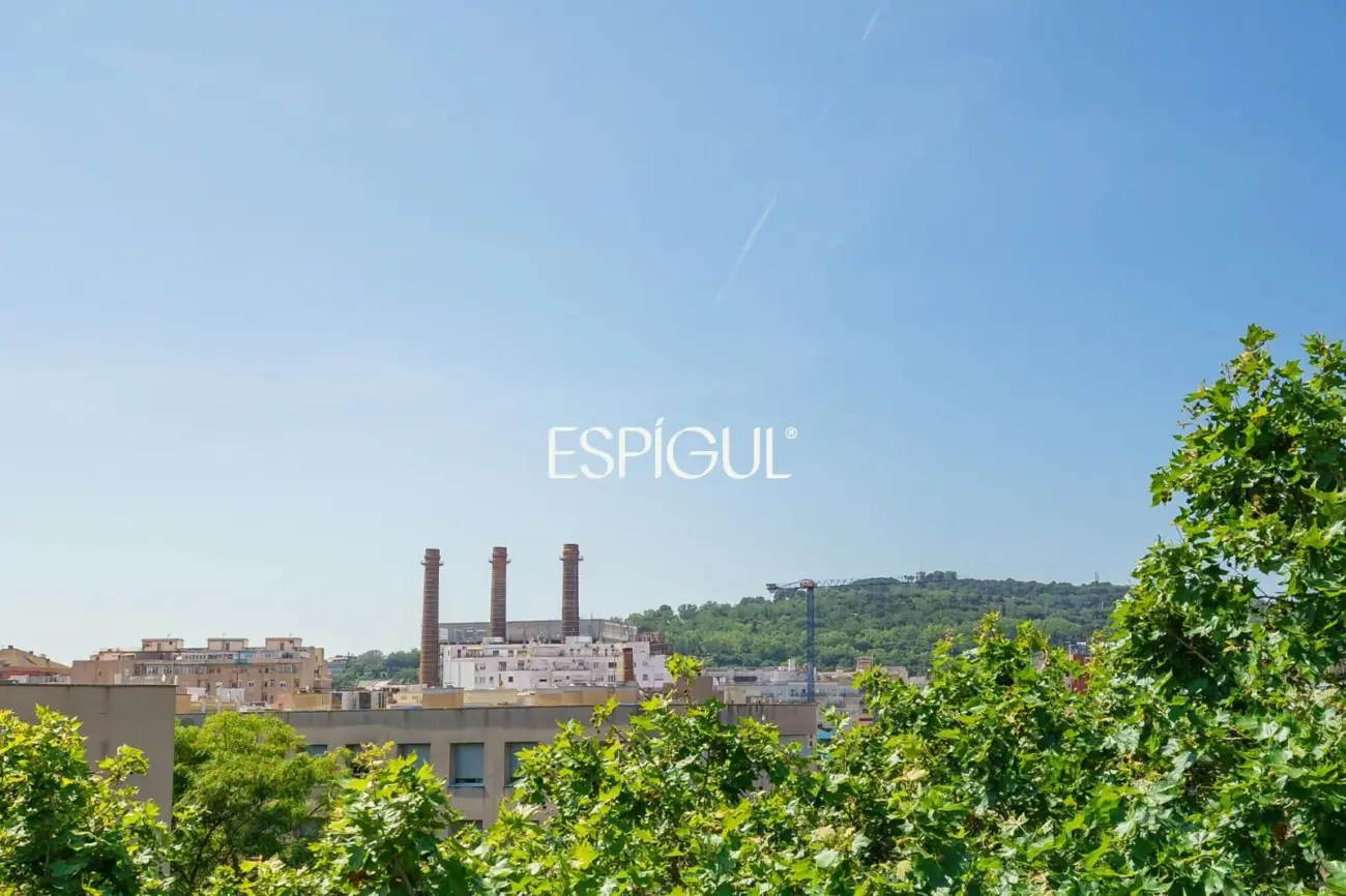 Luminoso piso reformado con suite, balcón tranquilo y terraza comunitaria junto a Rambla del Raval