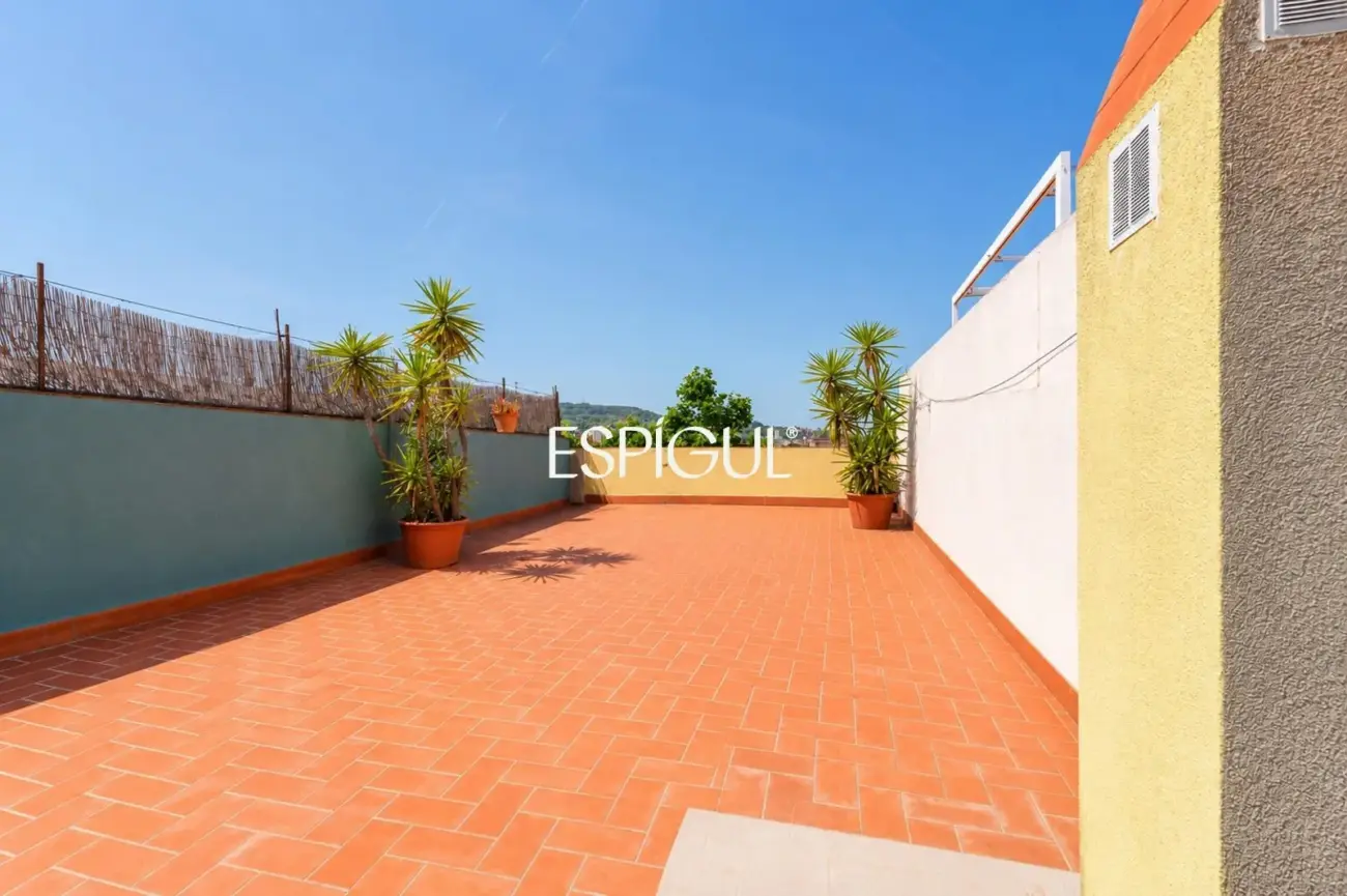 Luminoso piso reformado con suite, balcón tranquilo y terraza comunitaria junto a Rambla del Raval