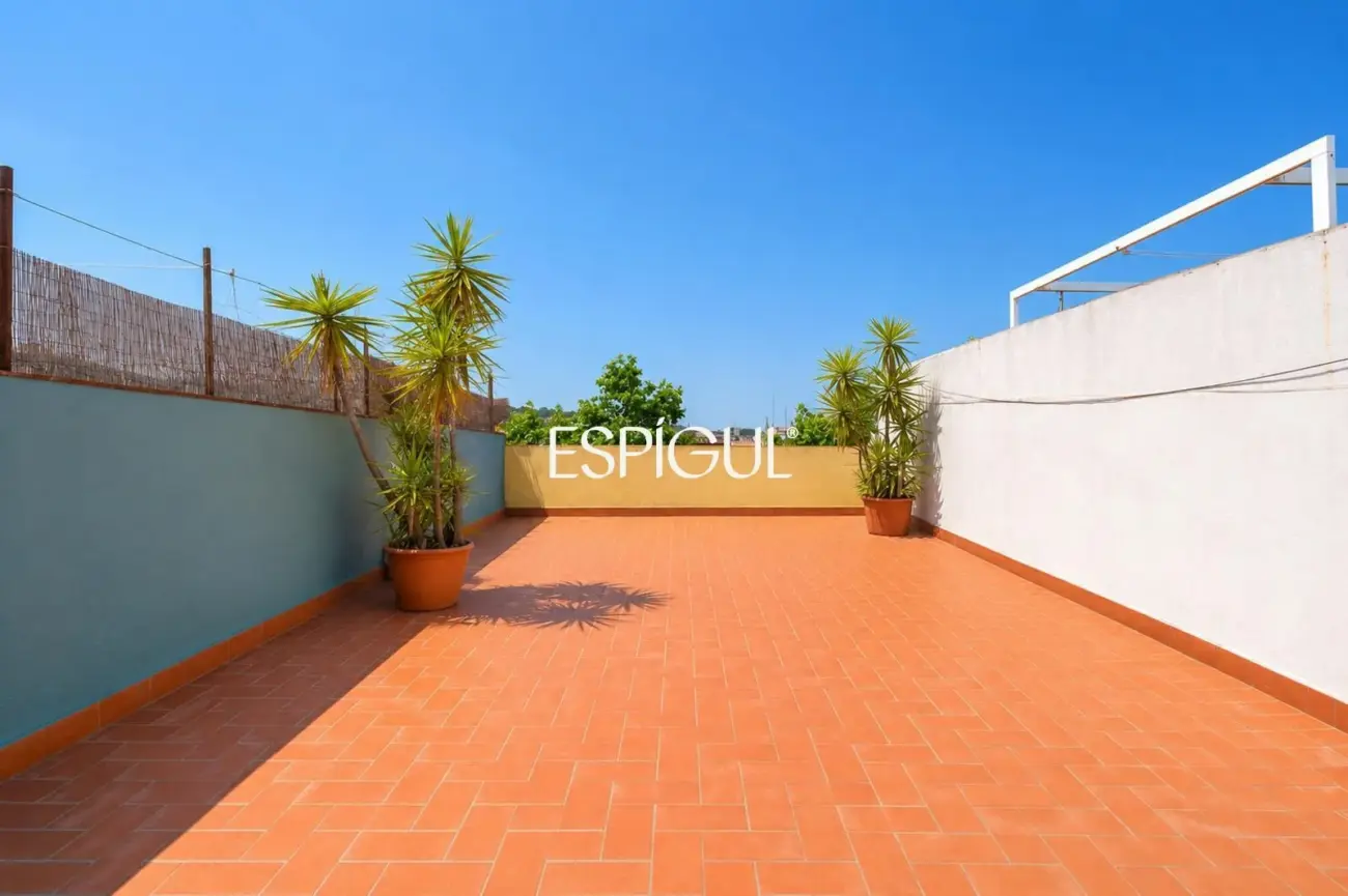 Luminoso piso reformado con suite, balcón tranquilo y terraza comunitaria junto a Rambla del Raval