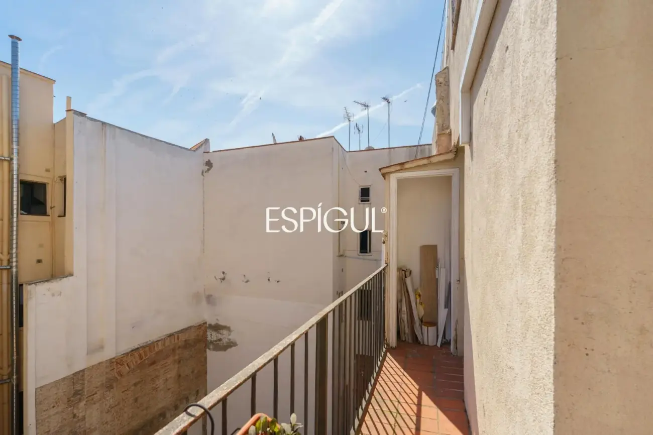 Luminoso piso reformado con suite, balcón tranquilo y terraza comunitaria junto a Rambla del Raval