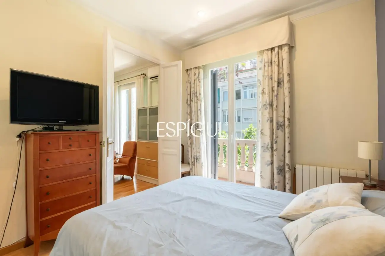 Bright High-Floor Apartment in a Stately Building in L’Antiga Esquerra de l’Eixample