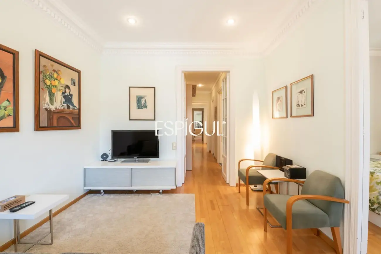 Bright High-Floor Apartment in a Stately Building in L’Antiga Esquerra de l’Eixample