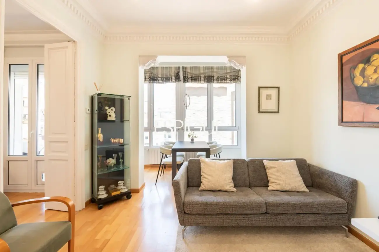 Bright High-Floor Apartment in a Stately Building in L’Antiga Esquerra de l’Eixample