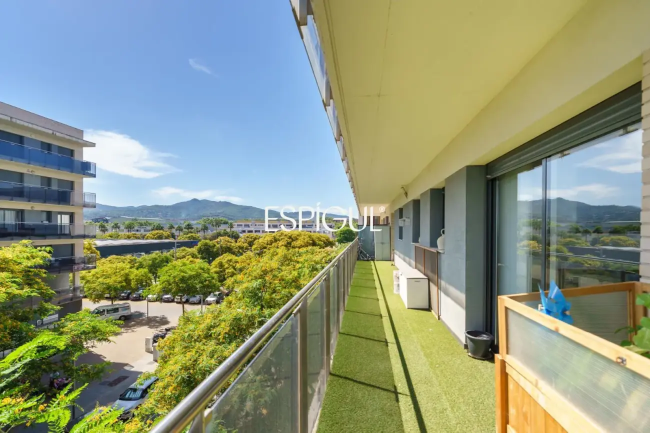 Semi-new seafront apartment in Mataró