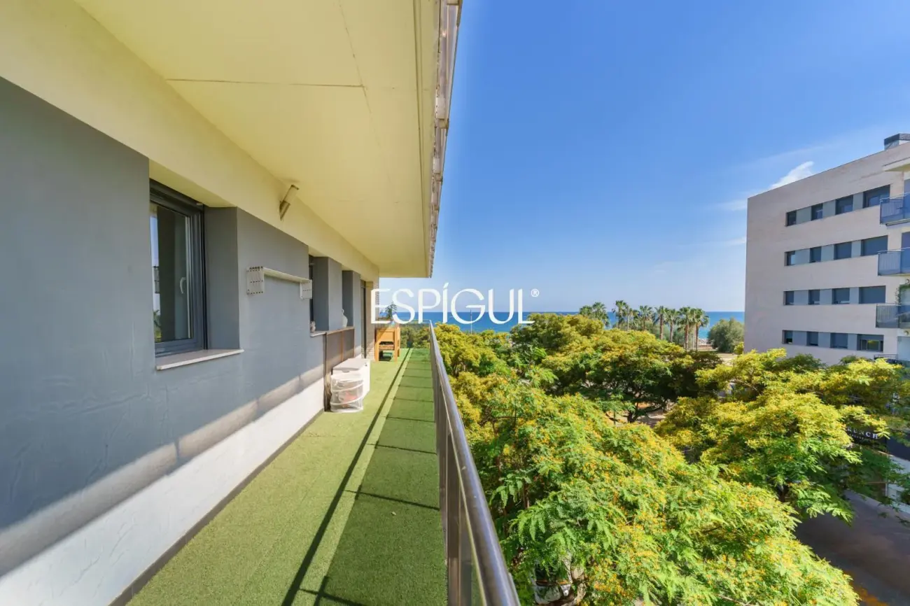 Semi-new seafront apartment in Mataró