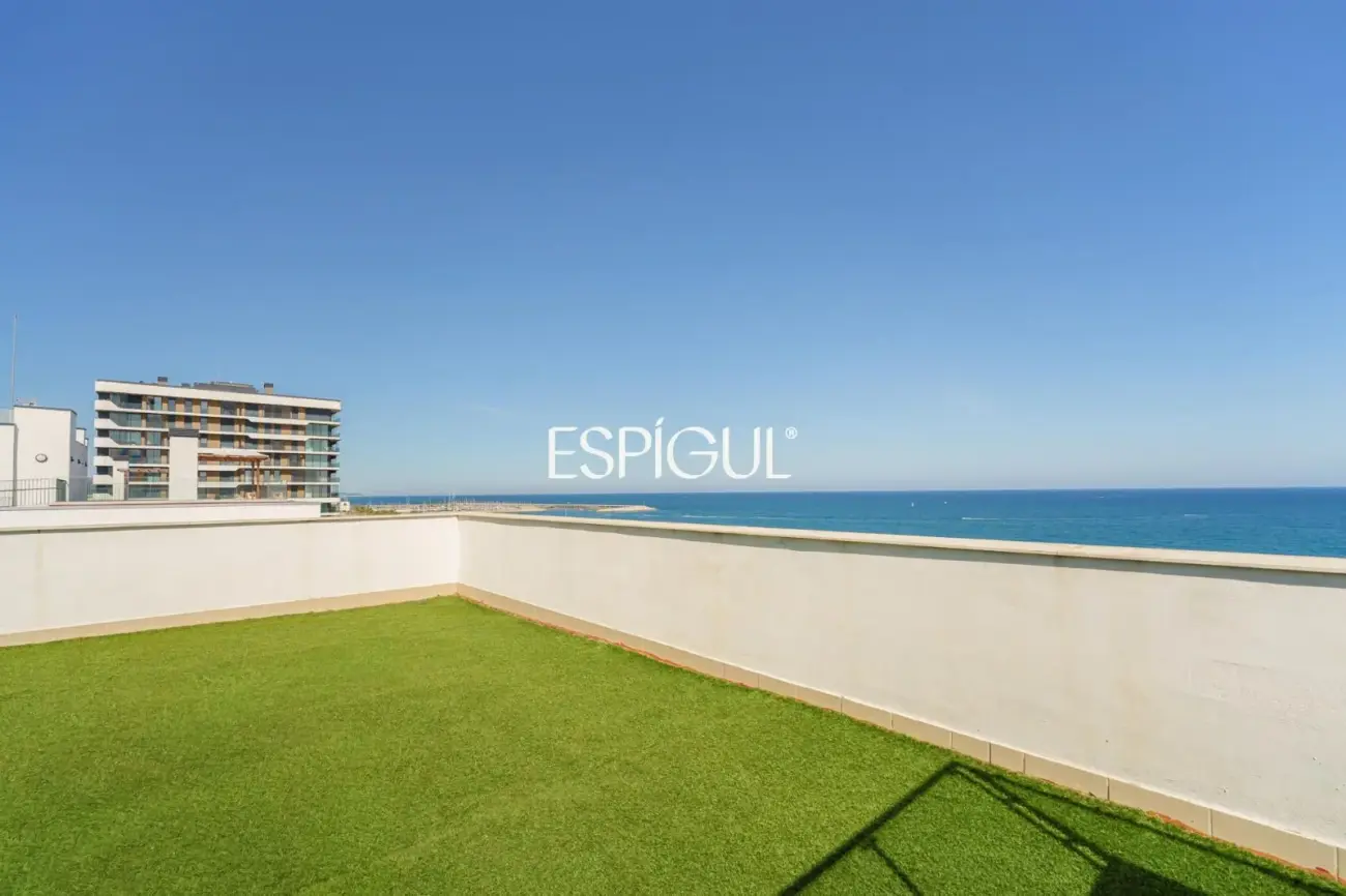 Semi-new seafront apartment in Mataró