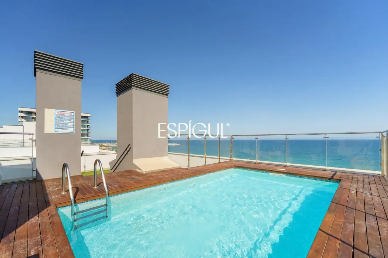 Semi-new seafront apartment in Mataró