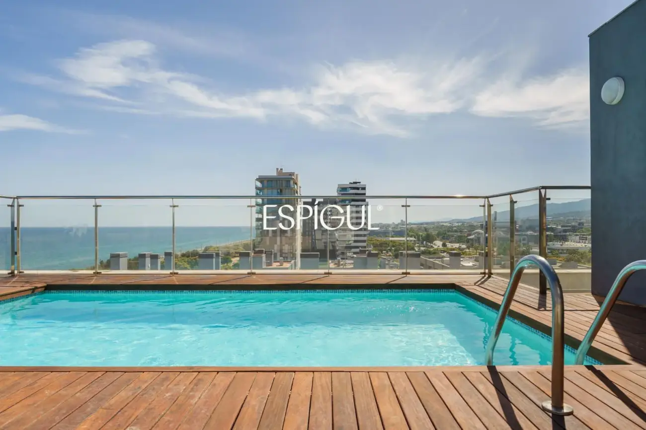 Semi-new seafront apartment in Mataró