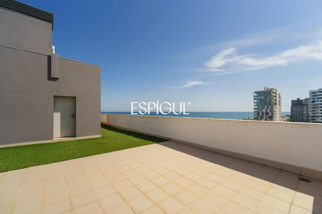 Semi-new seafront apartment in Mataró
