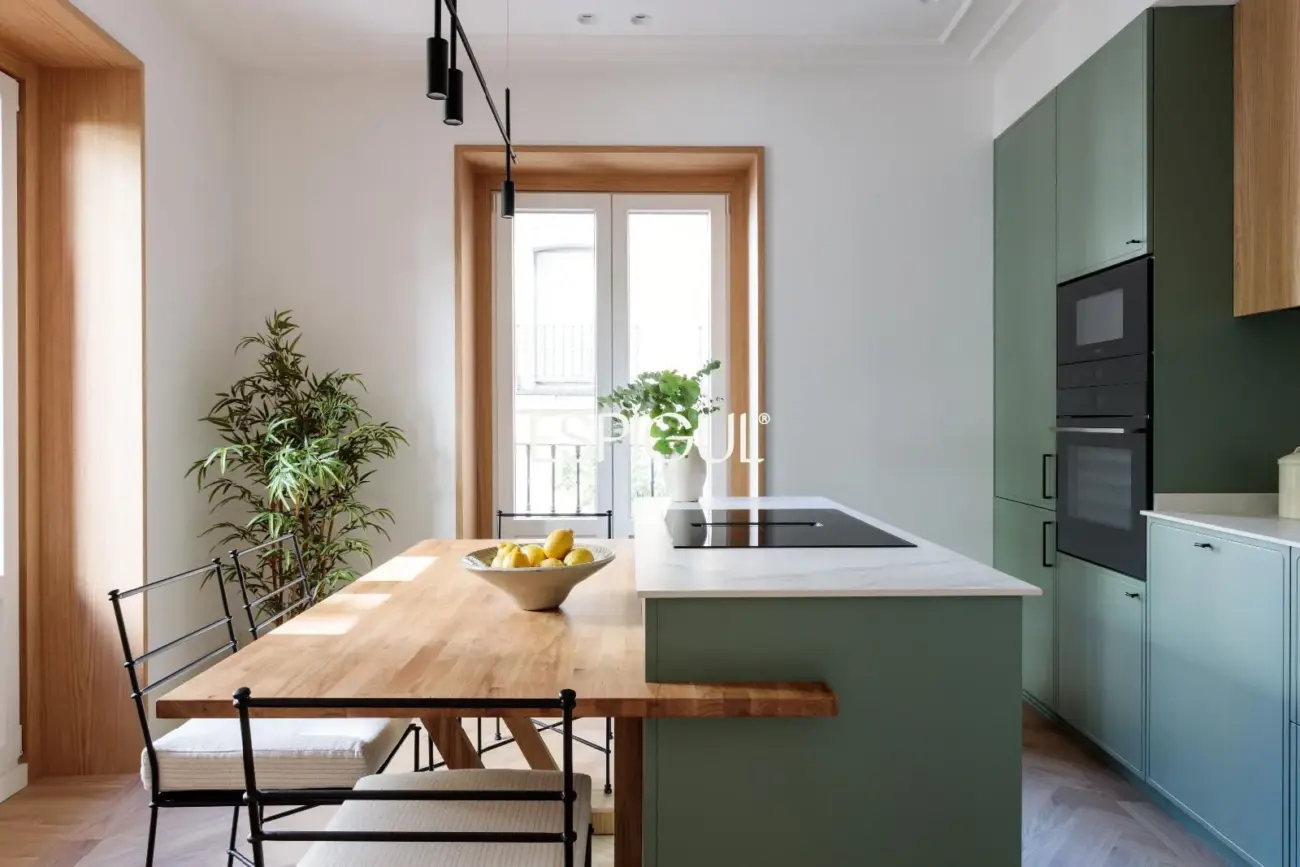 Piso en venta exterior con 6 balcones a la calle en Palacio