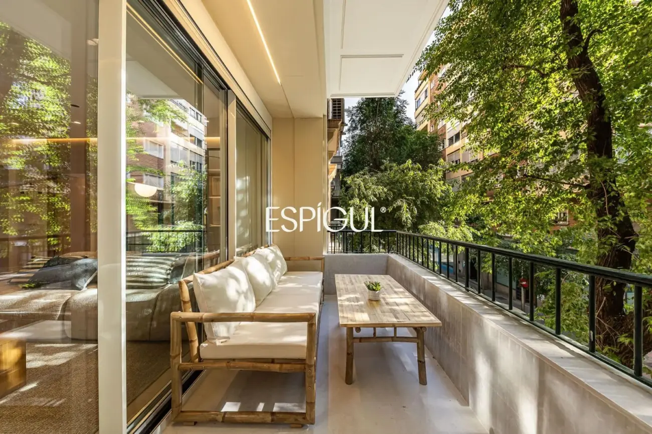 Piso en venta exterior con terraza en Calle Orense, Tetuán