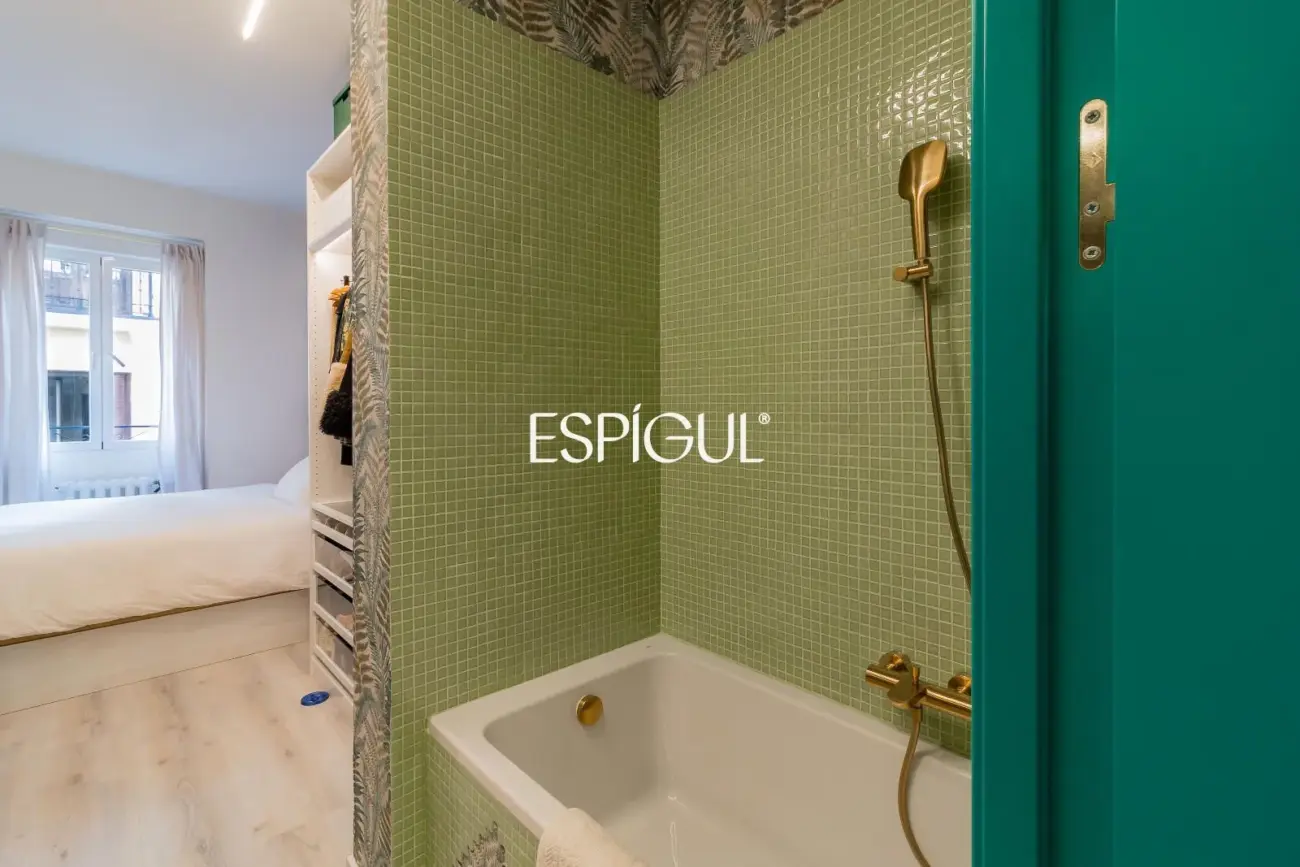 Piso exterior reformado en venta en Palacio, Centro