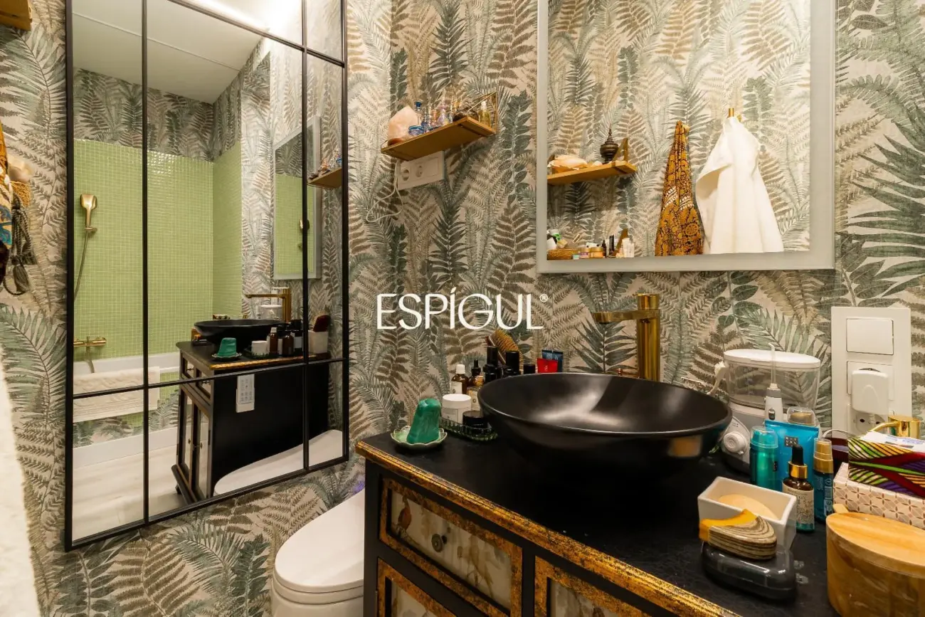 Piso exterior reformado en venta en Palacio, Centro