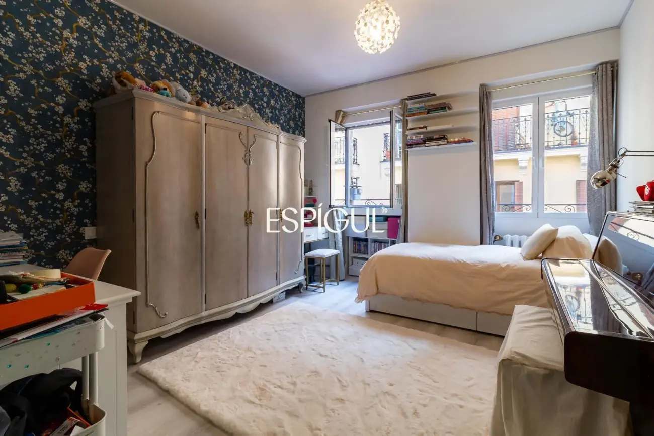 Piso exterior reformado en venta en Palacio, Centro