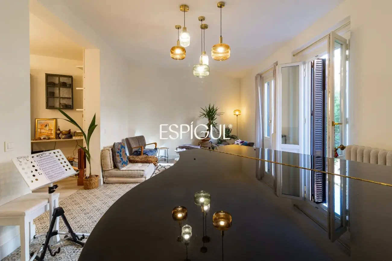 Piso exterior reformado en venta en Palacio, Centro