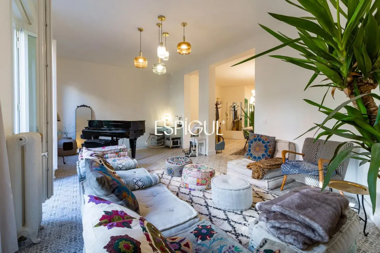 Piso exterior reformado en venta en Palacio, Centro