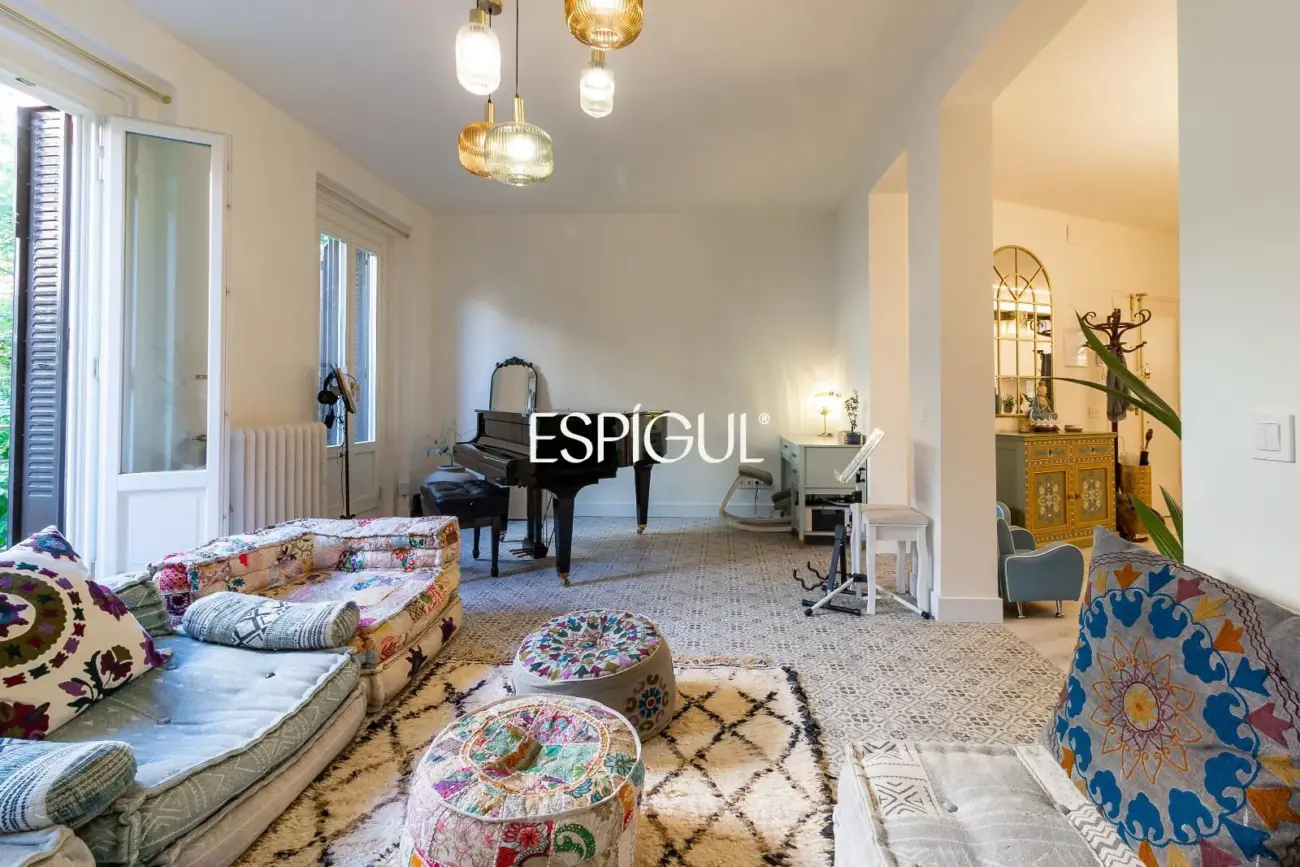 Piso exterior reformado en venta en Palacio, Centro