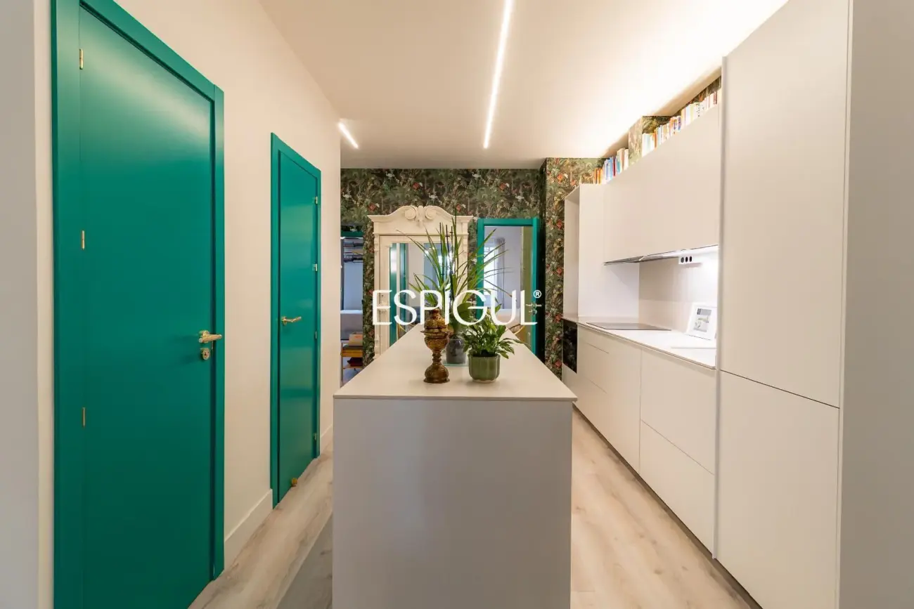 Piso exterior reformado en venta en Palacio, Centro