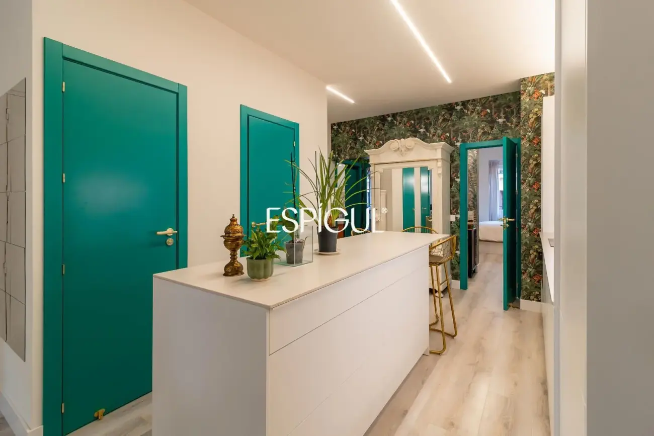 Piso exterior reformado en venta en Palacio, Centro