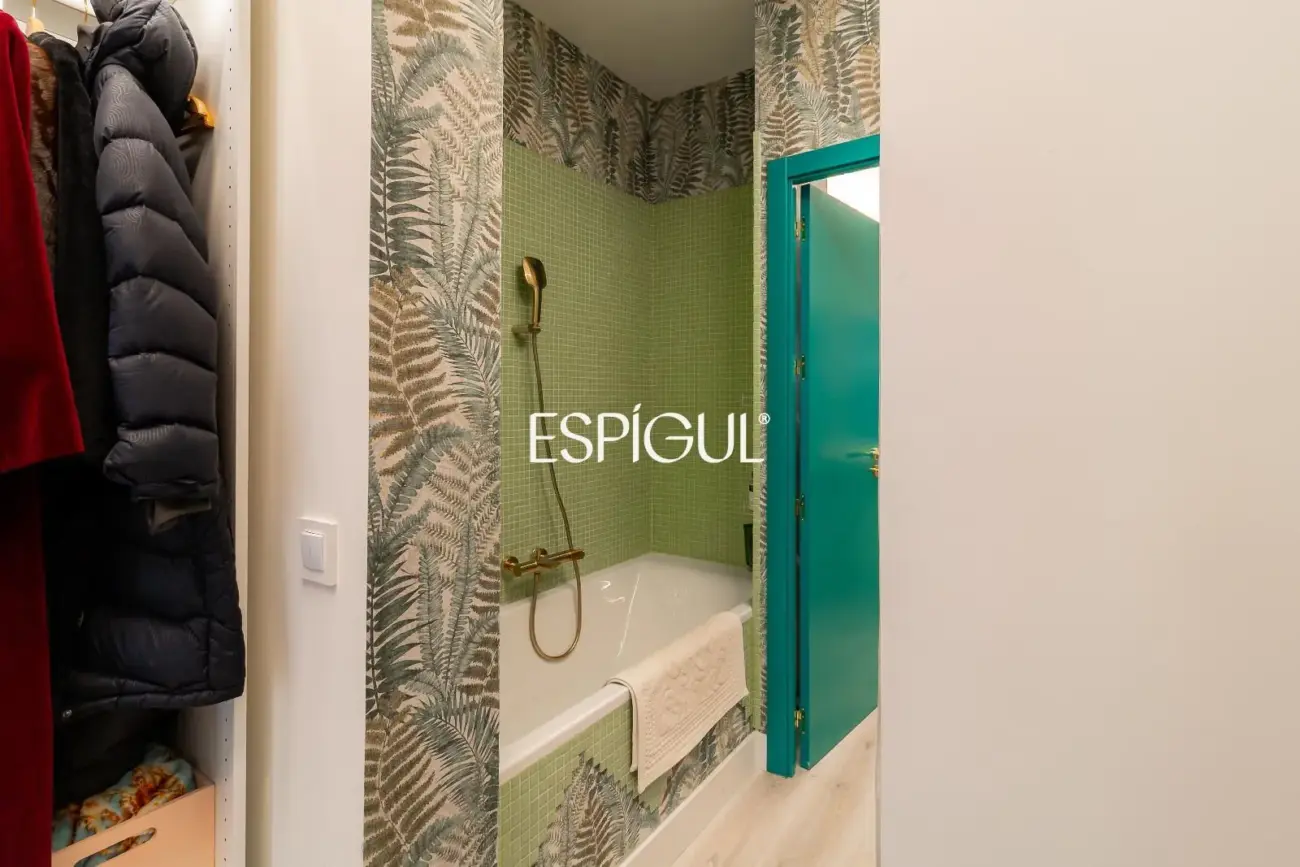 Piso exterior reformado en venta en Palacio, Centro