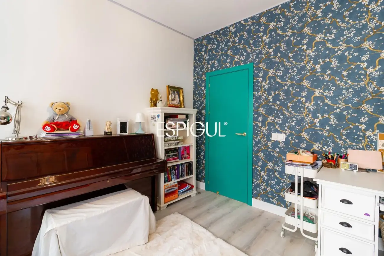 Piso exterior reformado en venta en Palacio, Centro