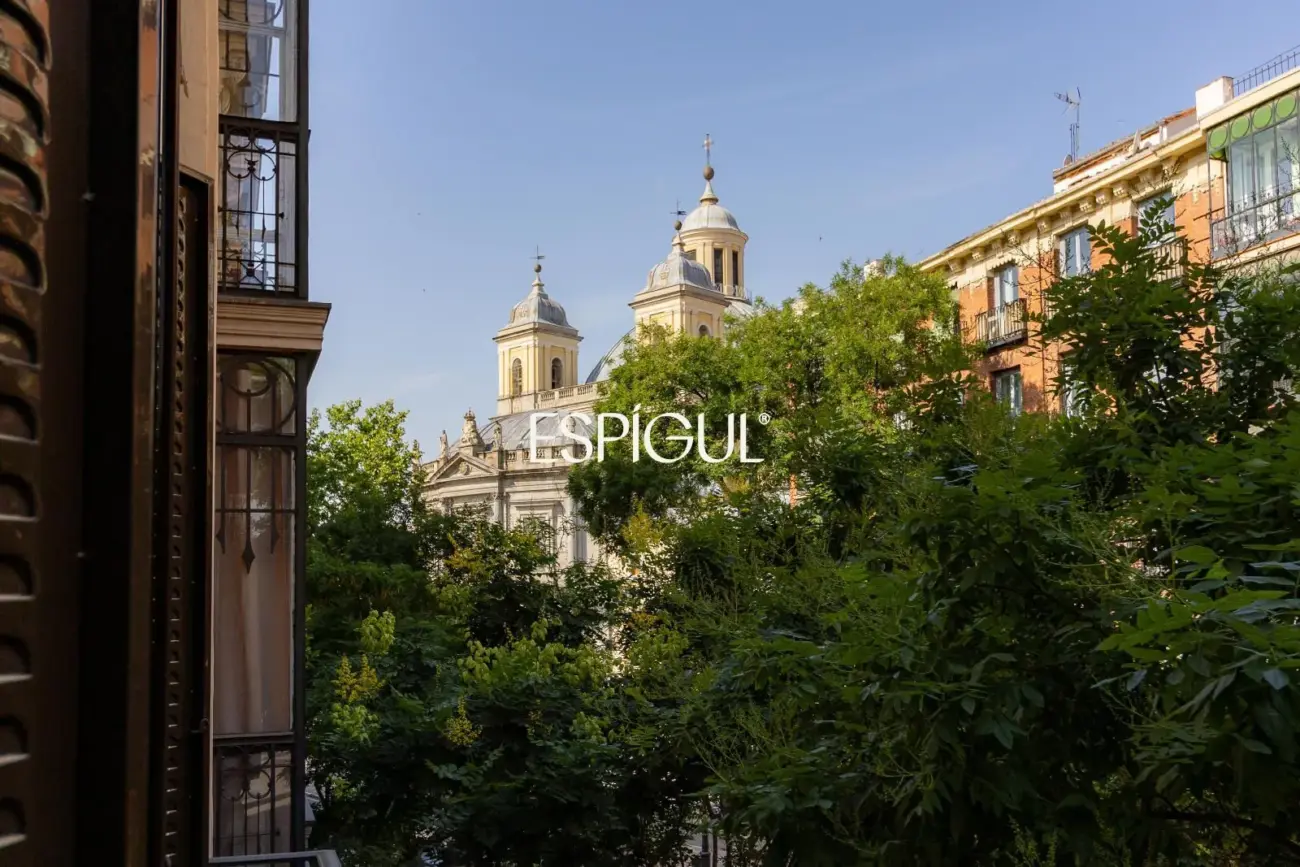 Piso exterior reformado en venta en Palacio, Centro