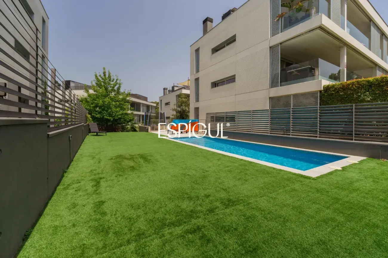 Piso premium en venta con terraza y piscina junto al Golf de Sant Cugat